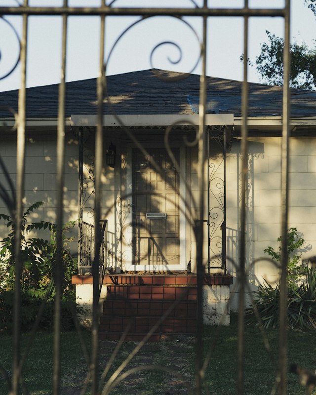 Entrée d’une maison derrière un portail