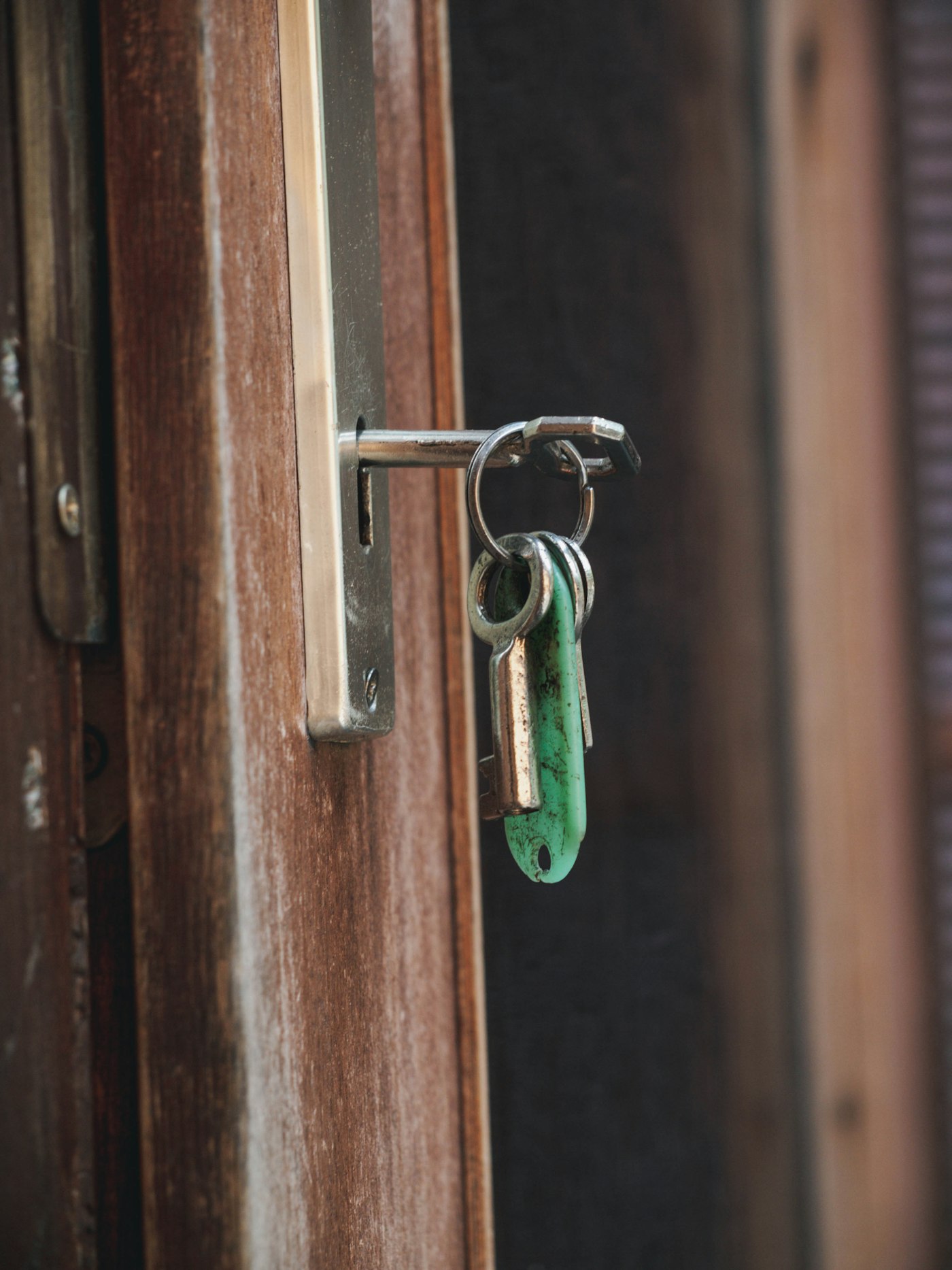 Clés dans une serrure de porte en bois