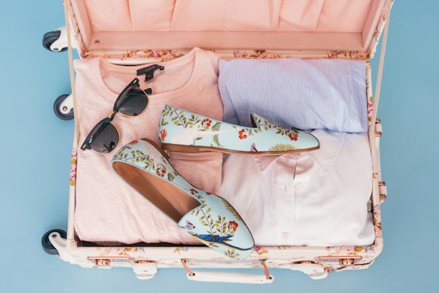 Valise ouverte avec des vêtements
